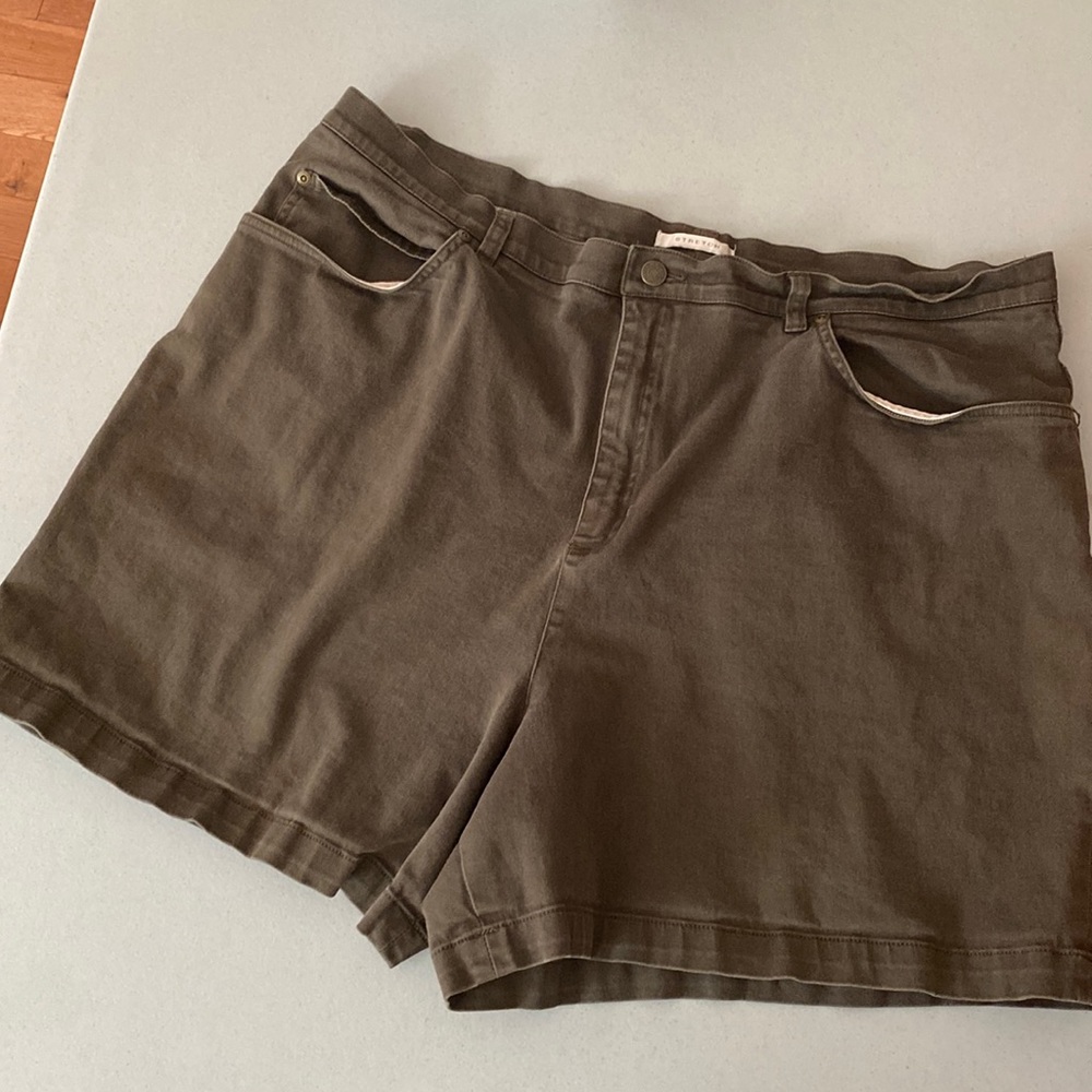 Plus size Army Green Jones New York shorts woman’s shorts